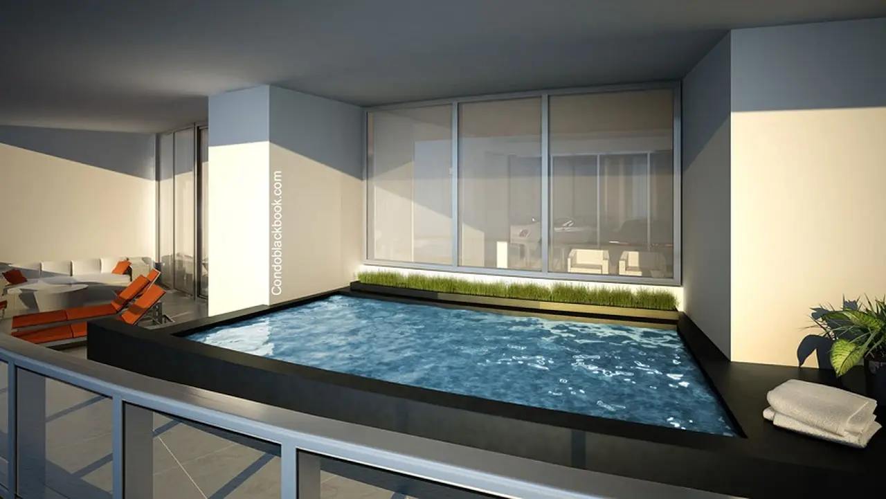 Messi cuenta con una piscina privada en el balcón de su penthouse.