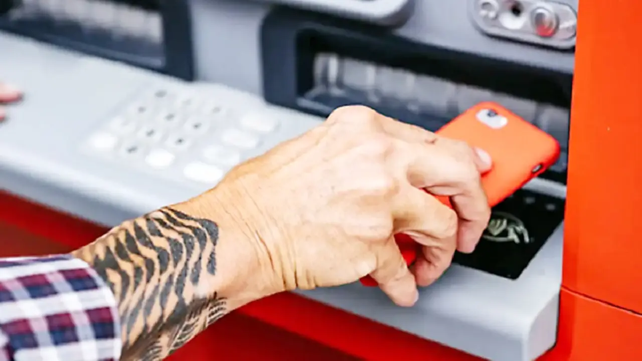 Hay cajeros automáticos que interactúan con el celular vía NFC.