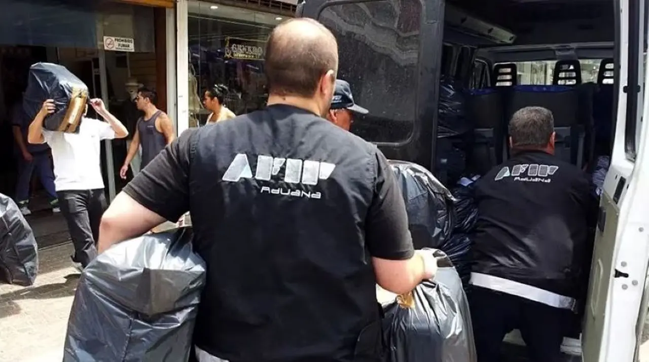 Funcionarios de AFIP durante los allanamientos de este lunes en la City.