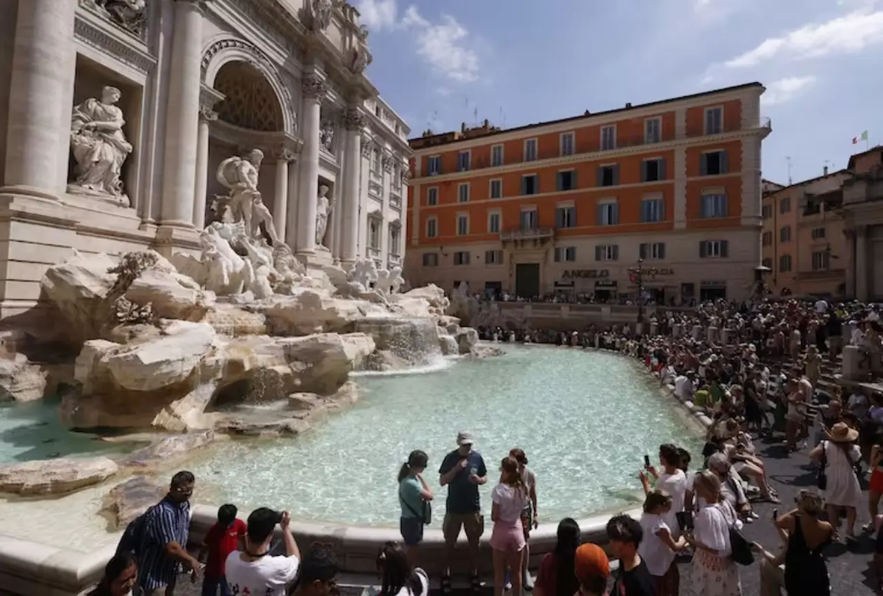 Los turistas en la Fontana di Trevi en Roma