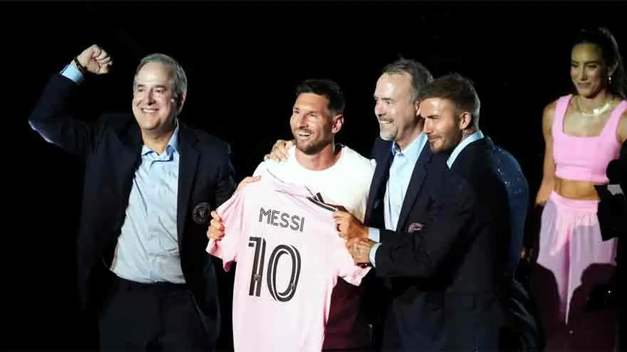 Messi junto a los dueños del Inter Miami y David Beckham.