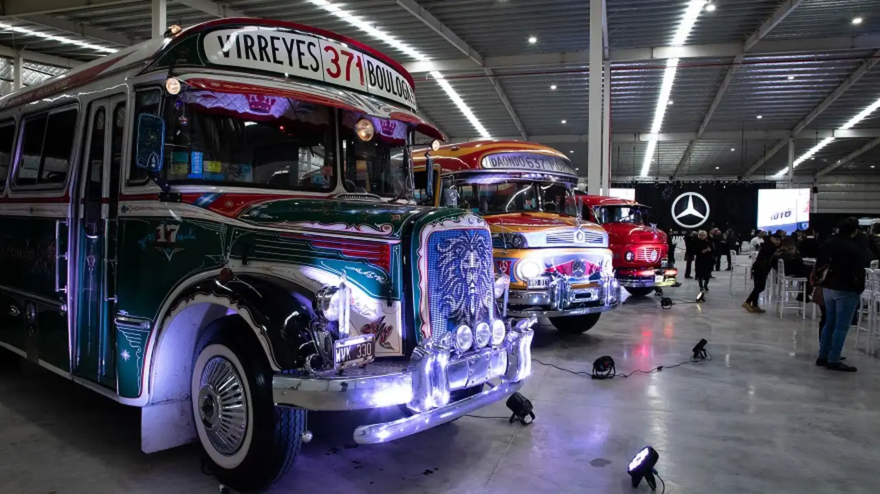 Repaso de modelos de todos los tiempos durante el anuncio de Mercedes Benz.