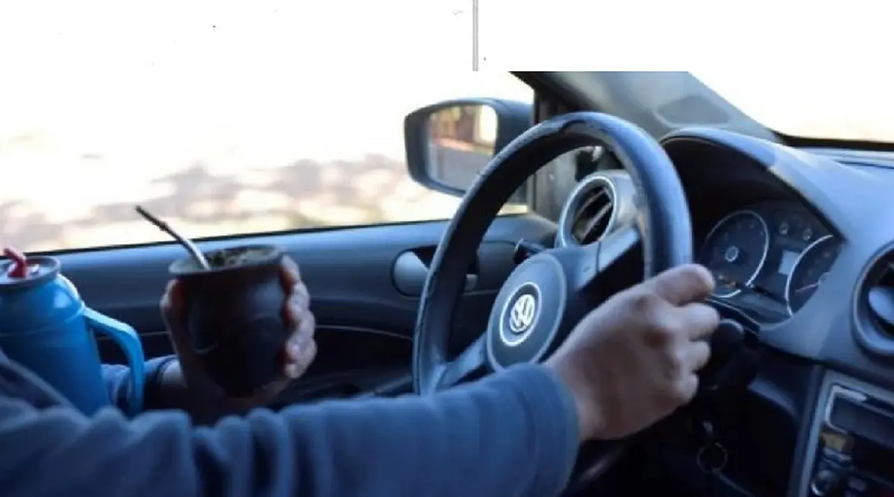 De cuánto es la multa por manejar tomando mate