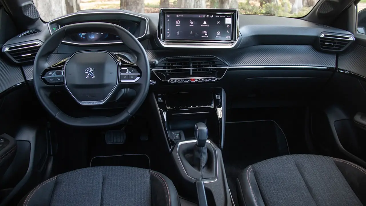 Por dentro, el 208 es confortable, con volante regulable y buscas cómodas.