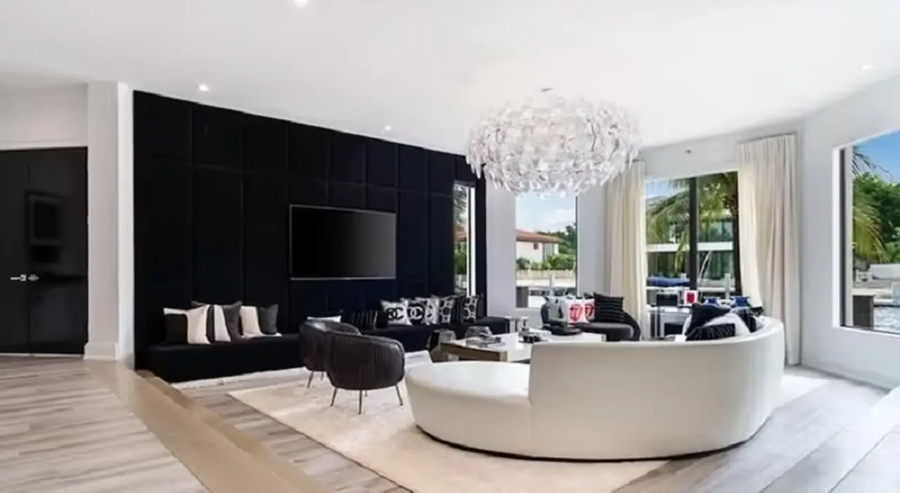 Un espacio con sillón circulan se dispone frente a la TV en la nueva mansión de Messi.