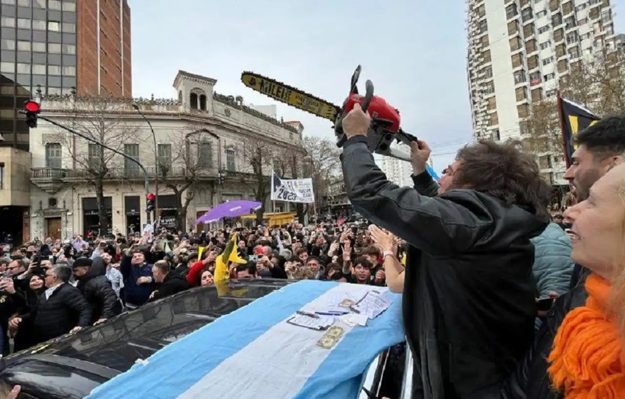 Milei prometió bajar 15% el gasto y luego cortar impuestos