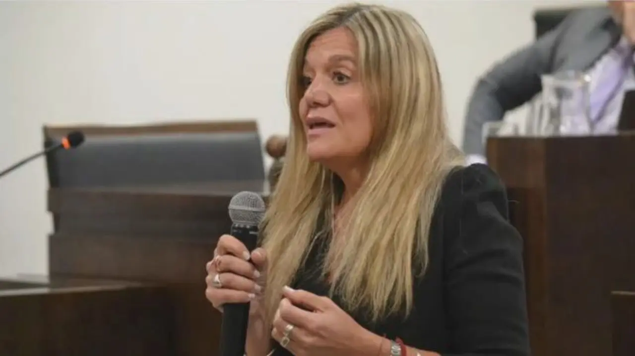Un preso intentó apuñalar a una fiscal en medio de un juicio, luego quiso tomar una rehén pero lograron detenerlo