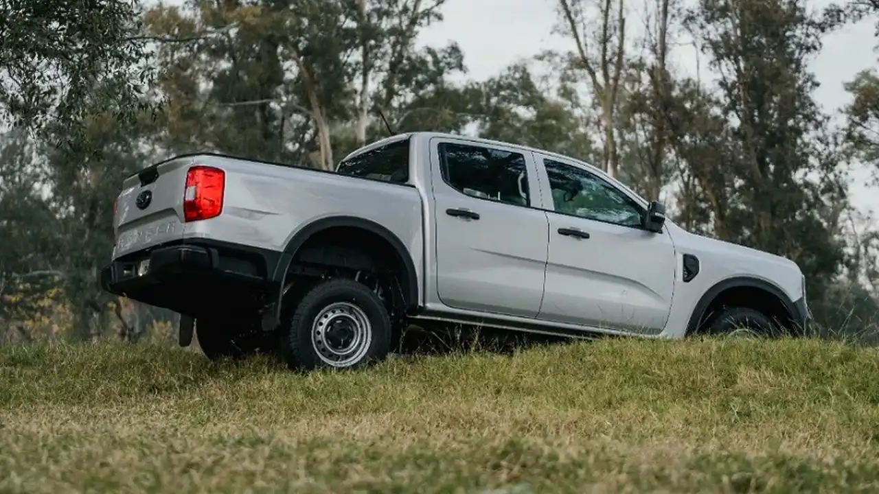 La Ranger tiene un escalón para subir a la caja de carga.