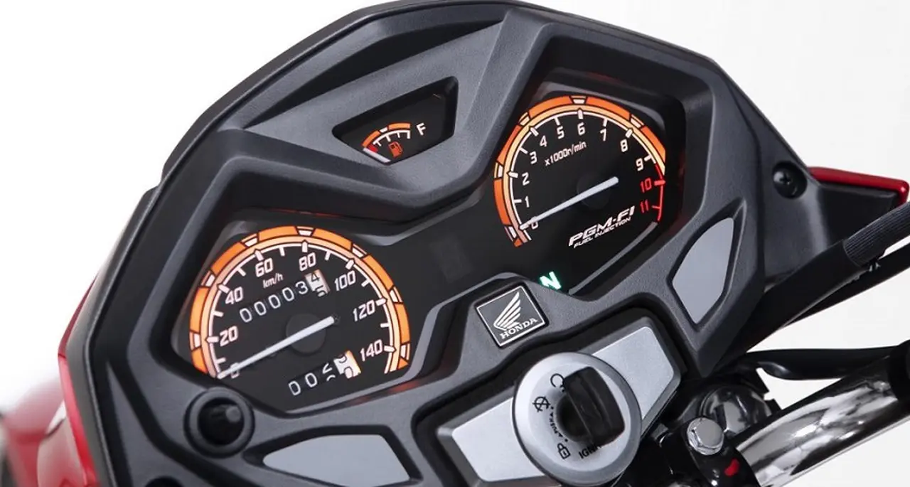 La GLH150 tiene dos relojes con indicaciones sobre el andar de la moto.