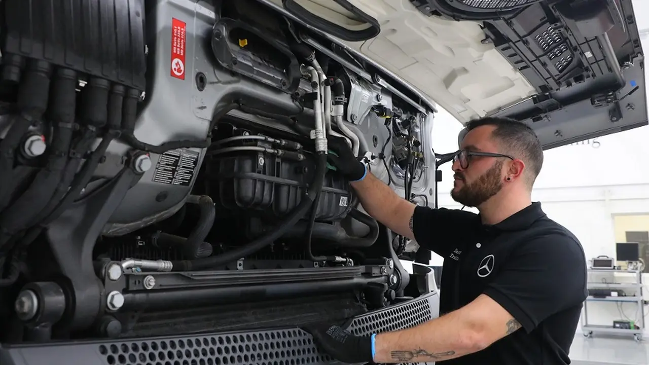Mercedes Benz simplifica la vida del cliente reparando diferentes piezas.