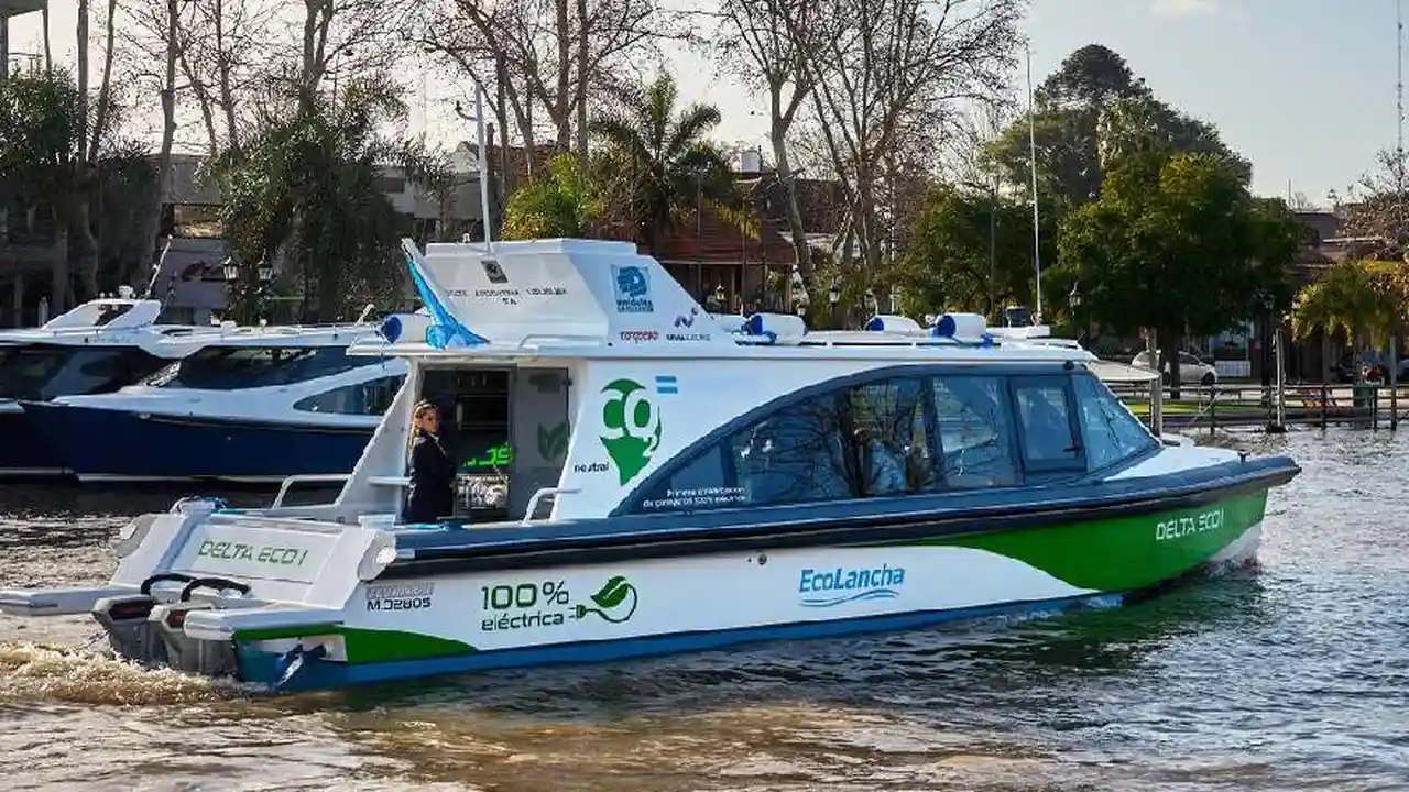 Lanzan primera lancha ecológica fabricada en el país, impulsada por energías renovables