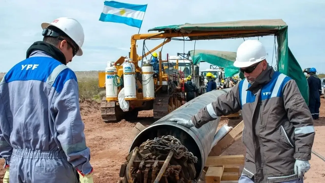 El oleoducto Vaca Muerta Norte posee una extensión de 150 kilómetros y una capacidad de transporte de 160 mil barriles diarios.