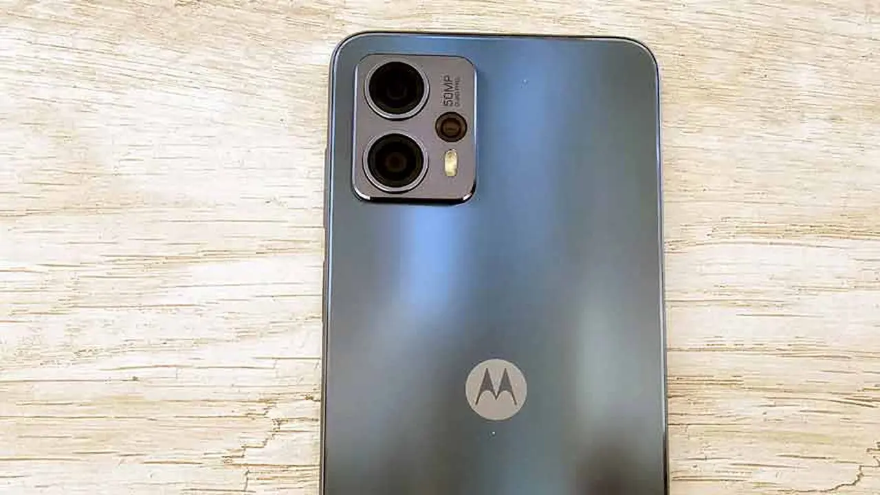 Motorola G23 luce un azul plateado.