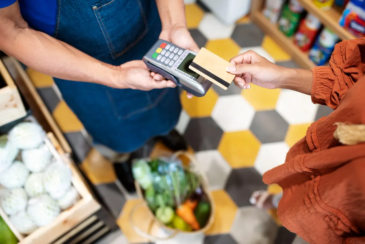 Cada vez más argentinos pagan hasta los gastos hormiga con tarjeta de crédito para ganarle a la inflación