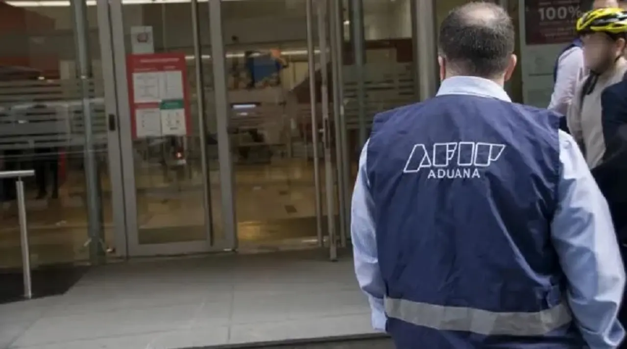 Dólar: la Aduana allana 18 bancos por la presunta fuga de u$s400 millones