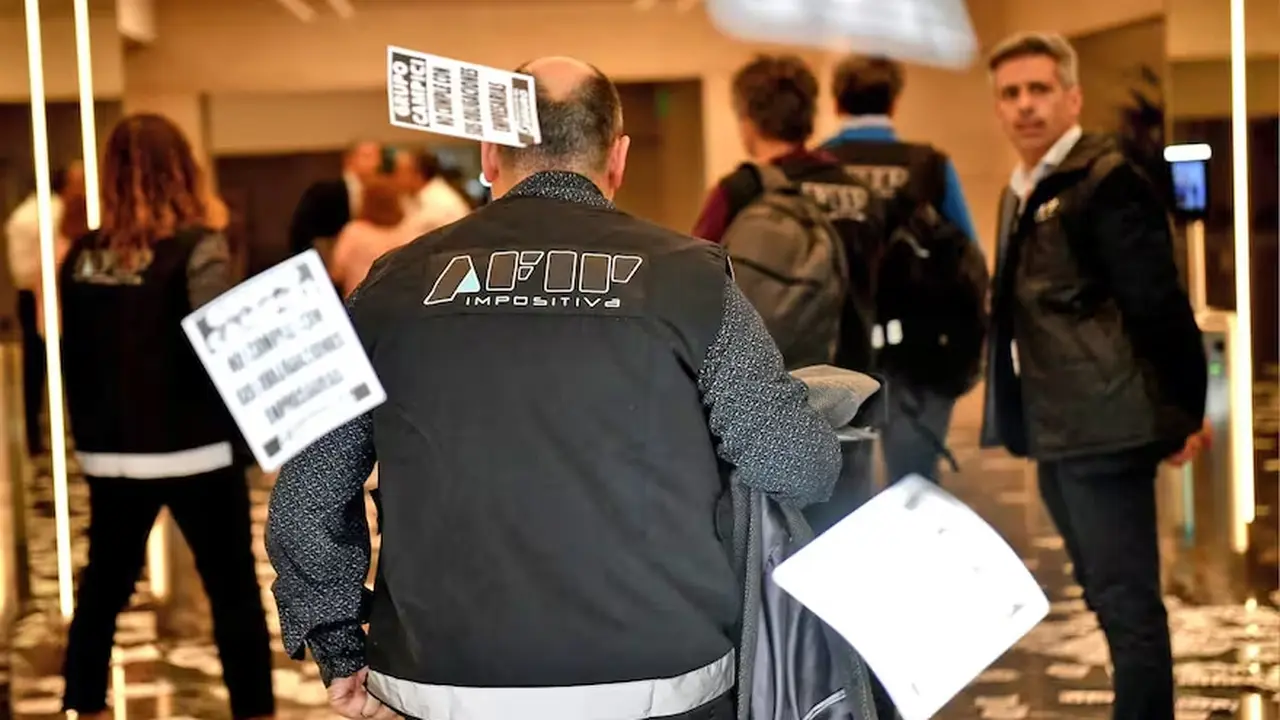 Operativos en el microcentro: cómo son las presuntas operaciones ilegales con dólares