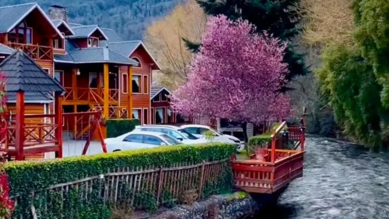 Montañas, arroyos, bosques y cabañas: un rincón de los Alpes suizos pero en la Patagonia