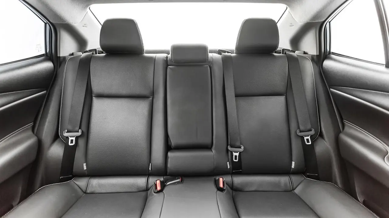 Esta versión de Yaris tiene asientos de cuero.