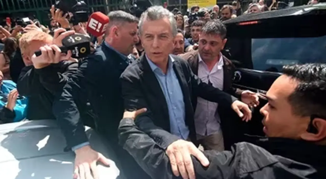 Mauricio Macri votó en Palermo y dijo que observa un escenario de balotaje
