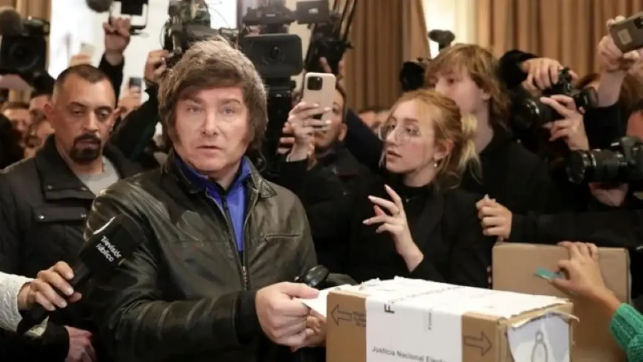 Votó Javier Milei: cientos de militantes lo esperaron para apoyarlo