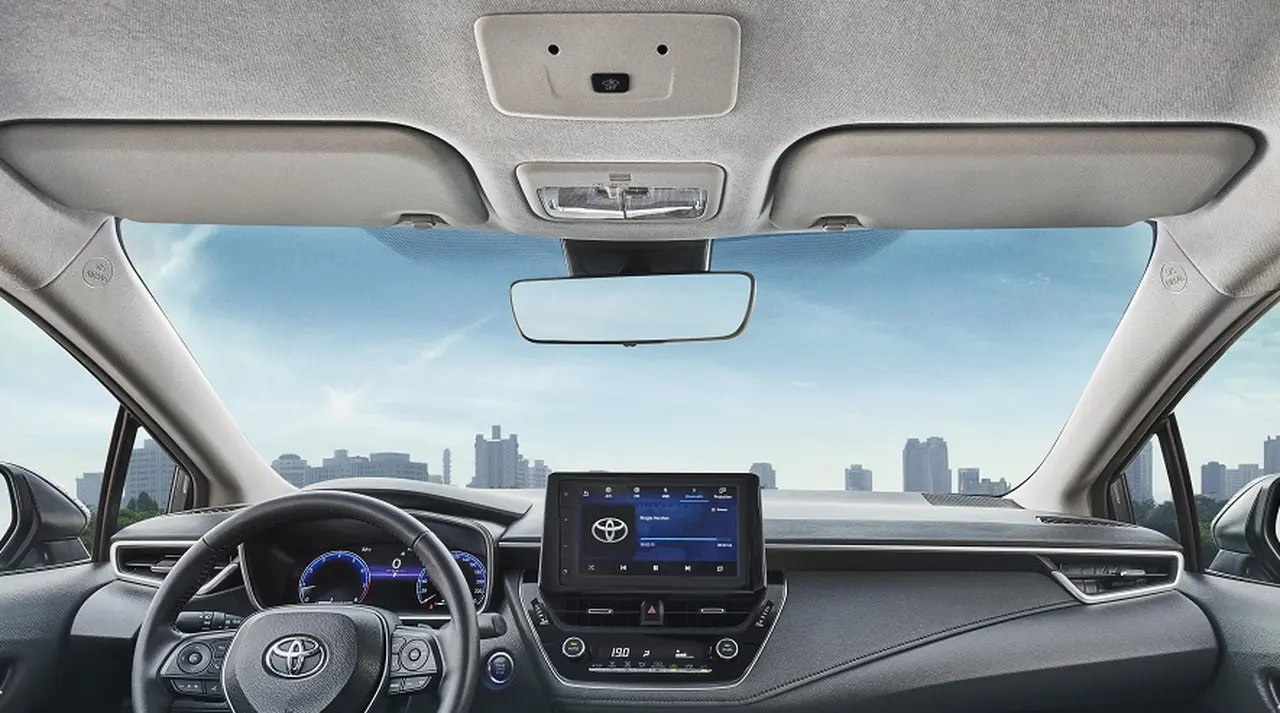 El interior del Corolla adopta una nueva pantalla.