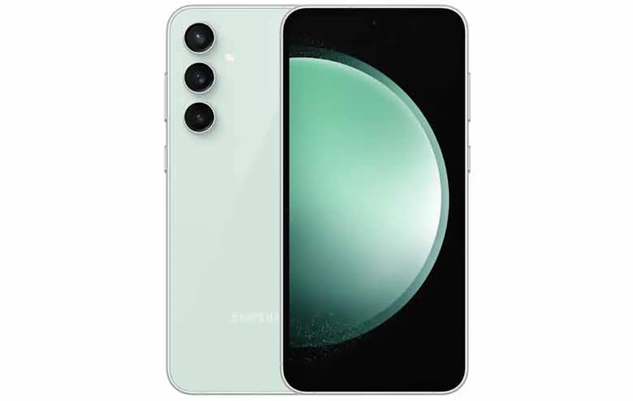 Una diferencia con el S23 FE es que la lente de la cámara sobresale un poco más de la parte posterior del teléfono.