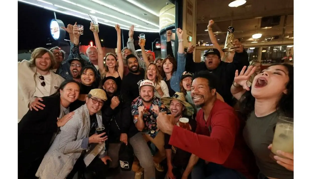 Los actores en pleno festejo
