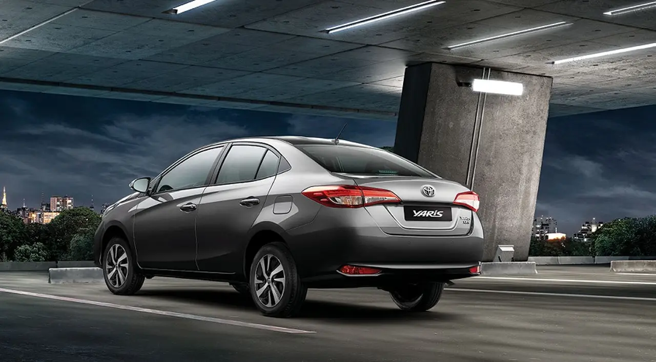 El Toyota Yaris de cuatro puertas se destaca por el gran baúl.