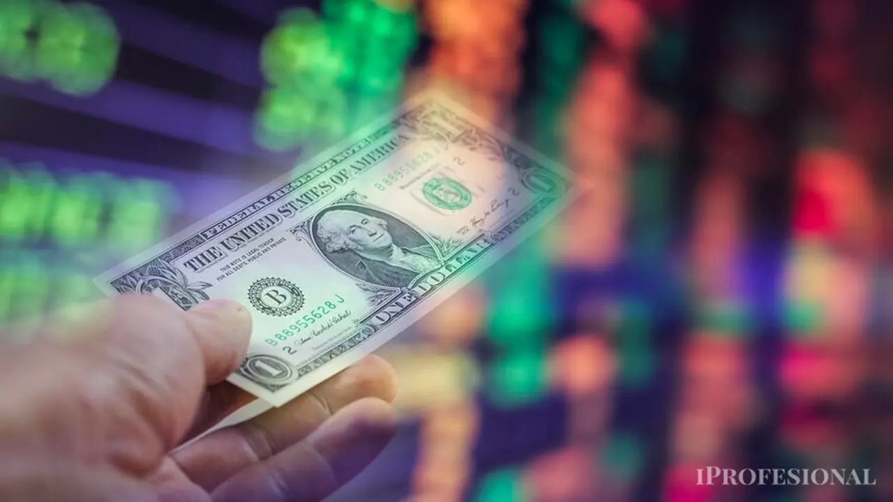 Mientras el dólar blue sube 30 pesos, el oficial se descongela