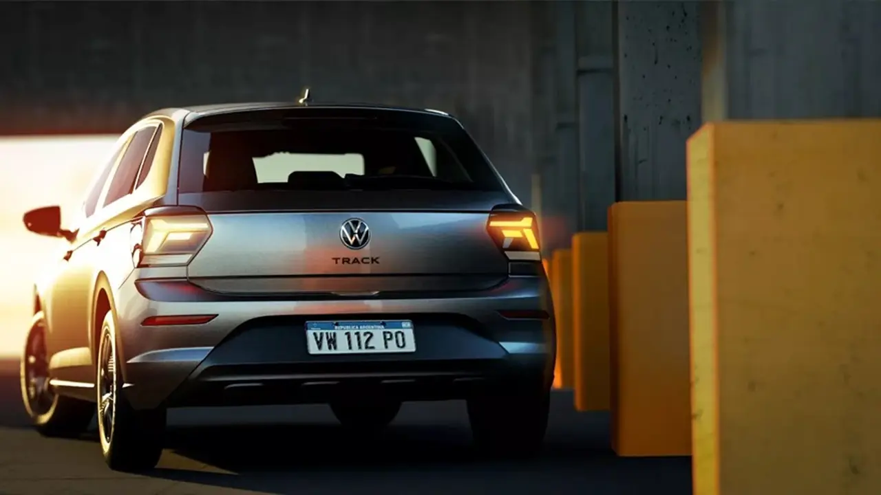 El Polo Track luce detalles oscurecidos que le dan más calidad.