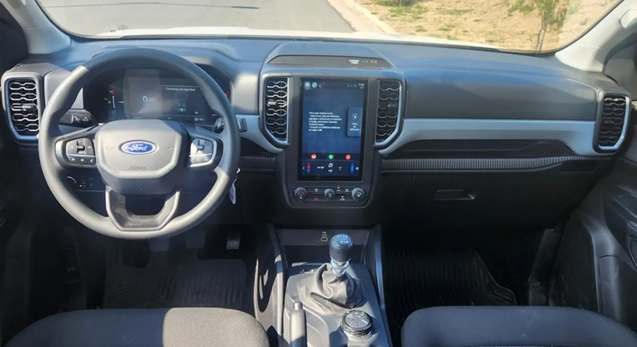 La pantalla digital vertical es lo que más sorprende de esta camioneta.