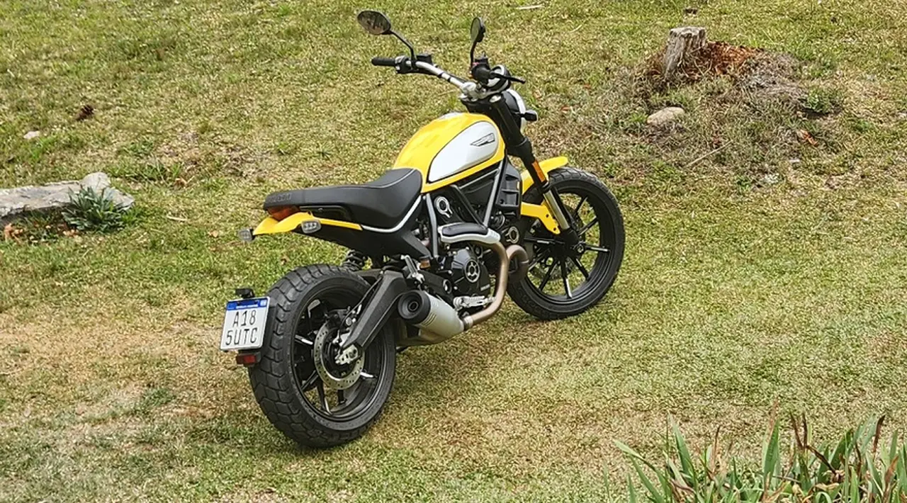 La Ducati Scrambler pesa 185 kilos.