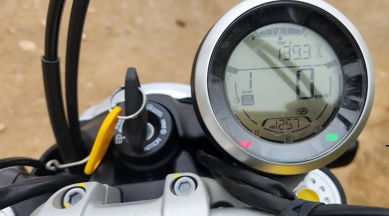 El tablero cuenta con un reloj redondo totalmente digital.