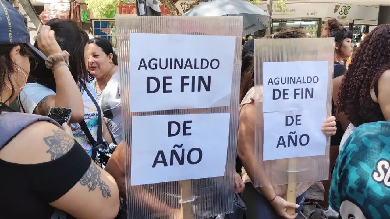 Los manifestantes pidieron por el aguinaldo de fin de año