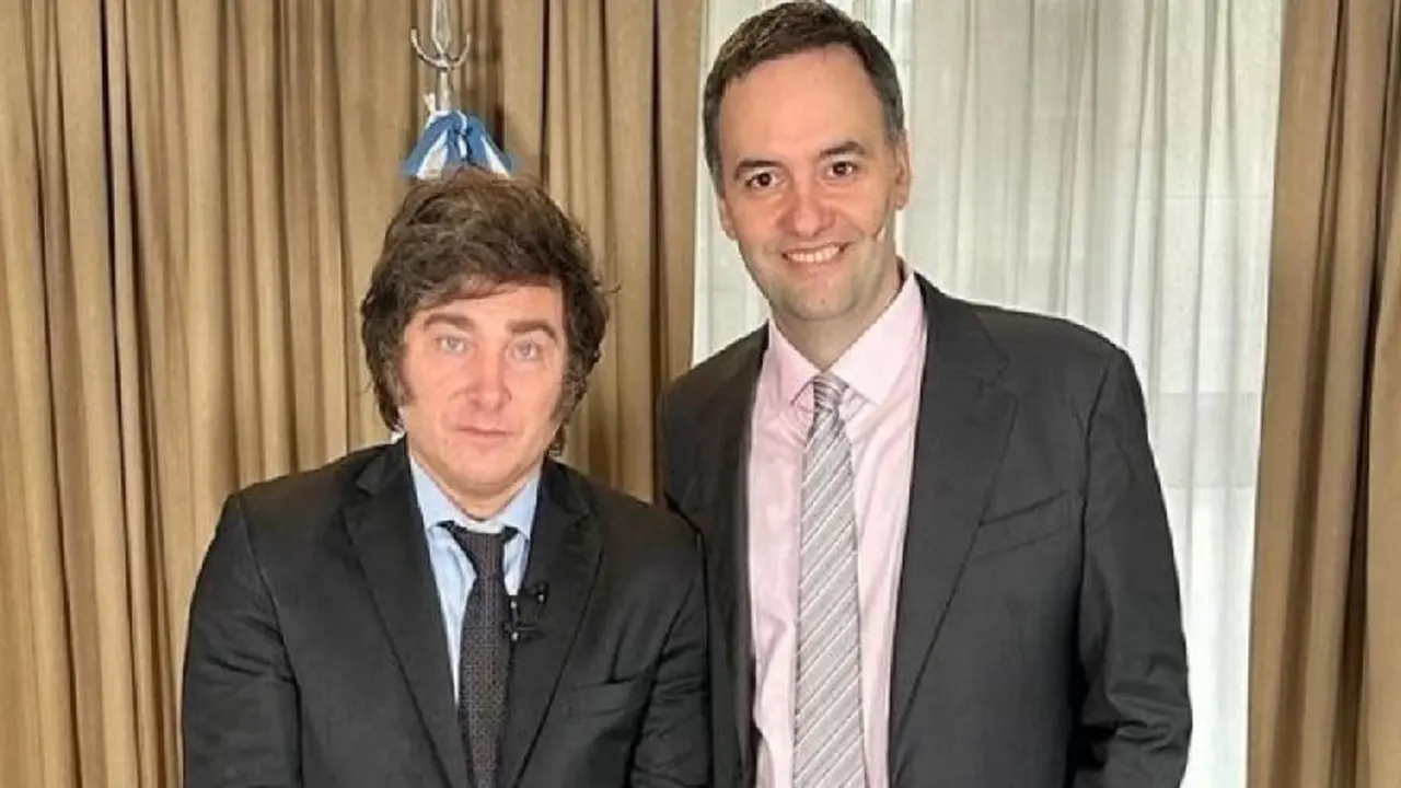 El flamante vocero presidencial brindó su primera conferencia de prensa