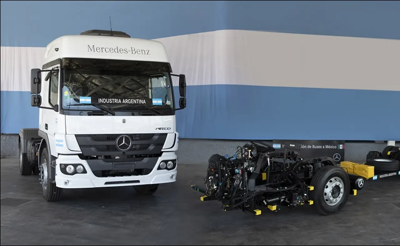Mercedes Benz fabrica camiones y chases de buses en el país.