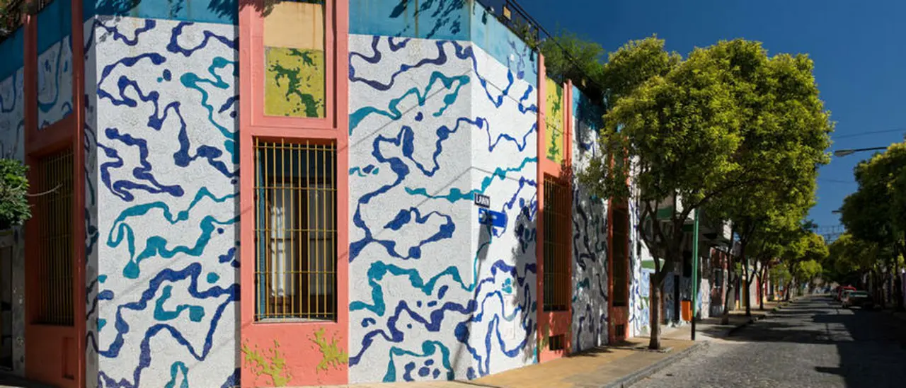 Este pequeño pasaje alberga una de las muestras de arte urbano más interesantes de la Ciudad