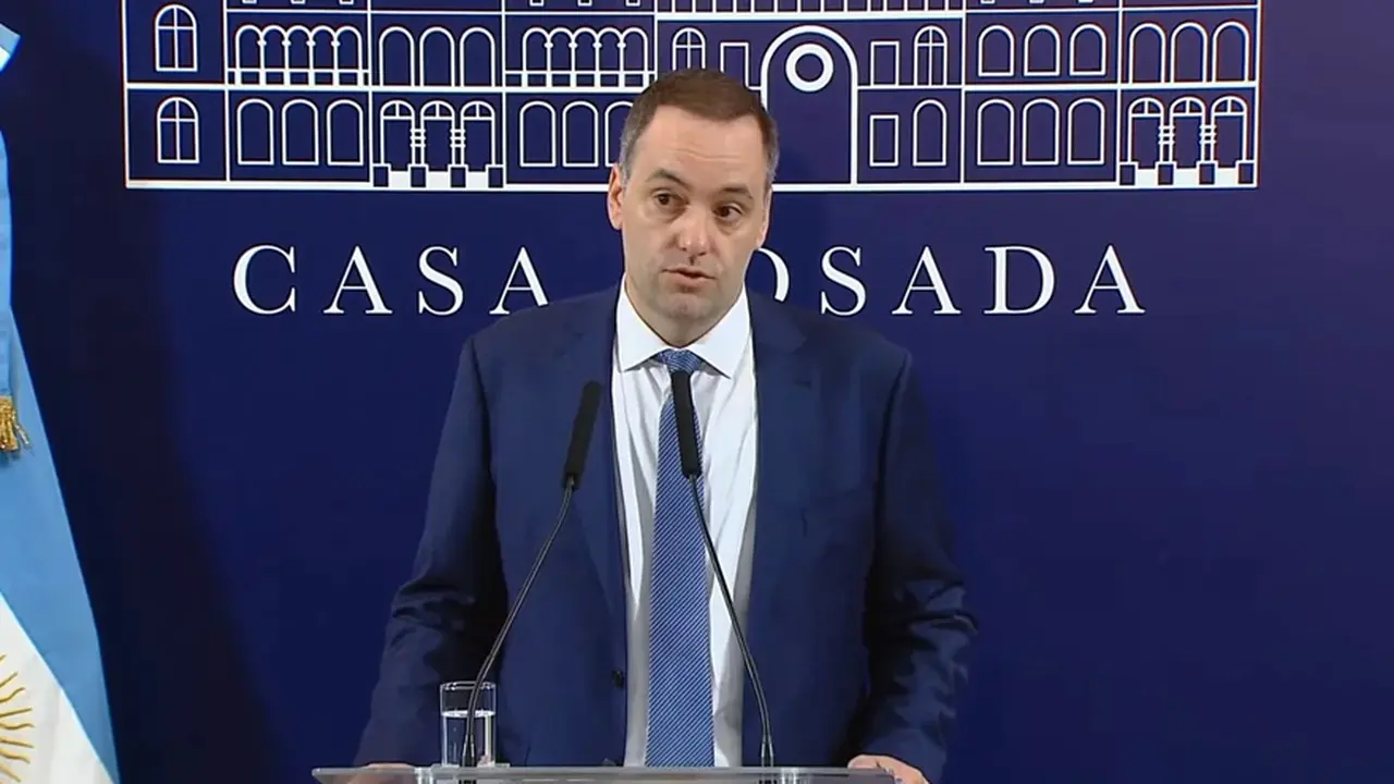 Adorni apuntó a La Cámpora por los gastos en el PAMI: "Hubo limpieza de empleo militante"