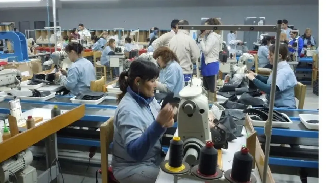 Entre dos fábricas despidieron a 180 empleados