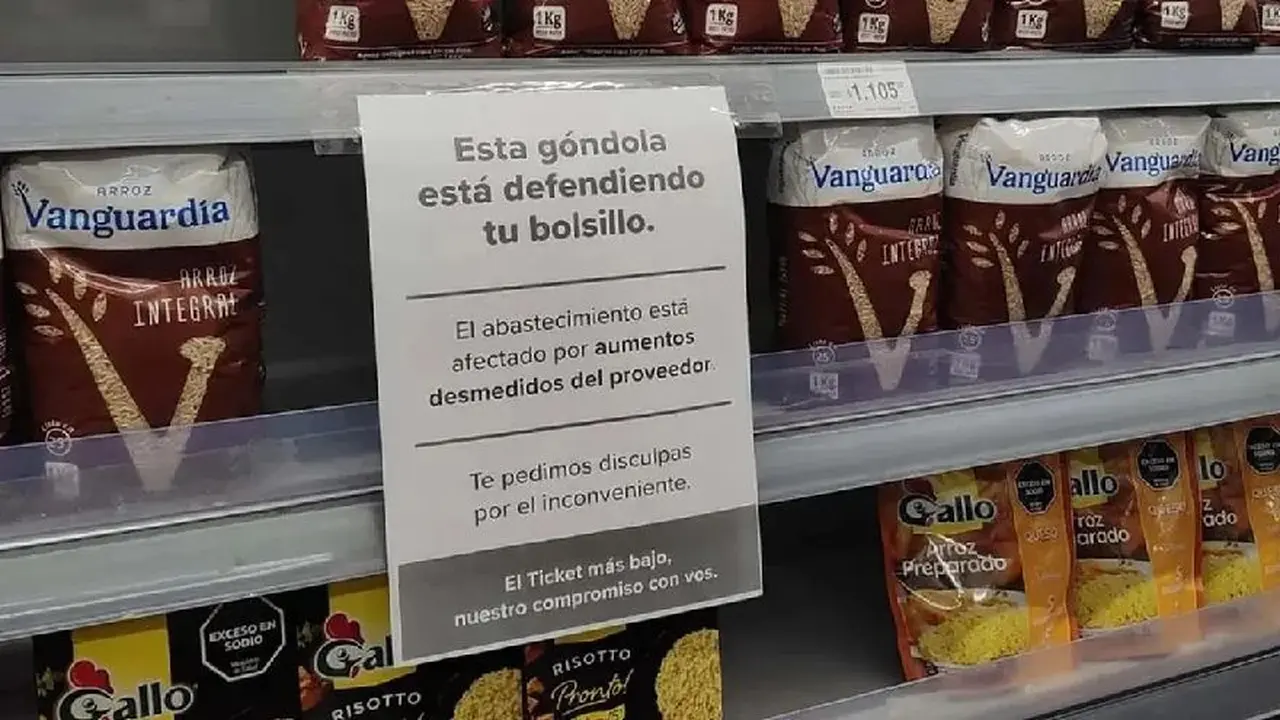 El cartel puede verse en las góndolas de Carrefour
