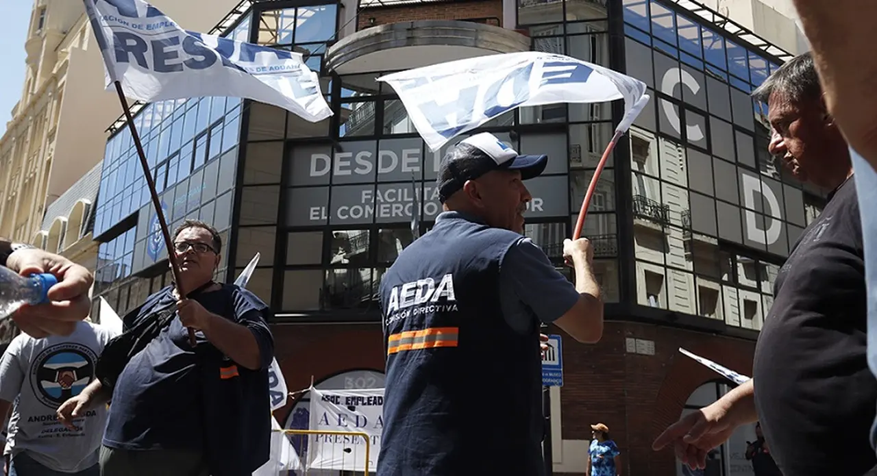 Por las reformas de Milei, el gremio de aduaneros prepara medidas de fuerza.