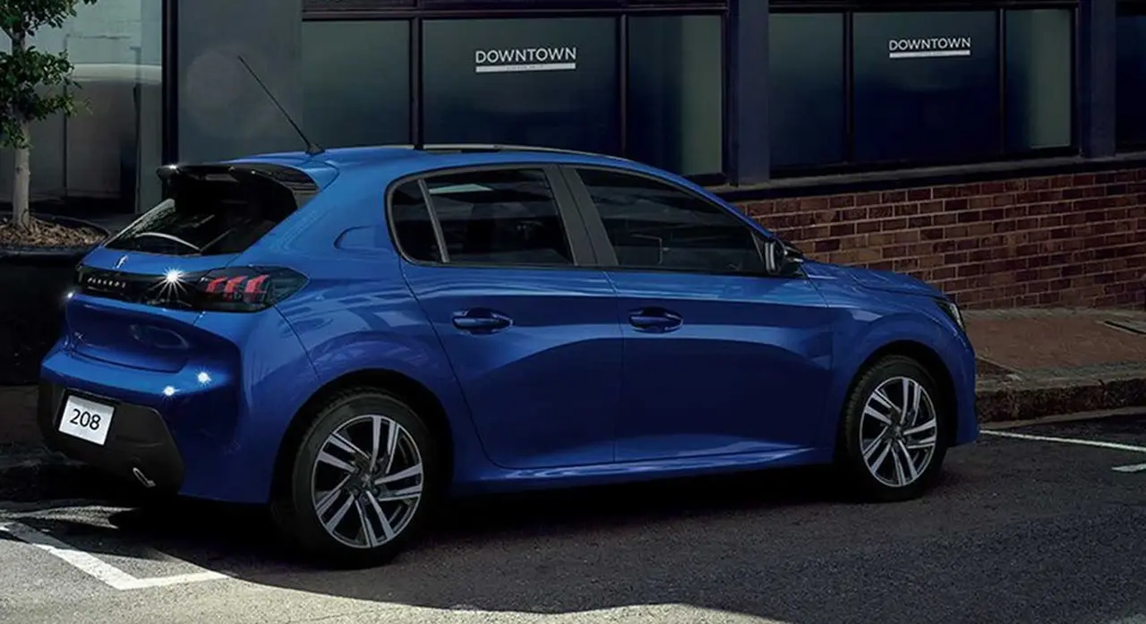 El Peugeot 208 tiene un perfil con más diseño.