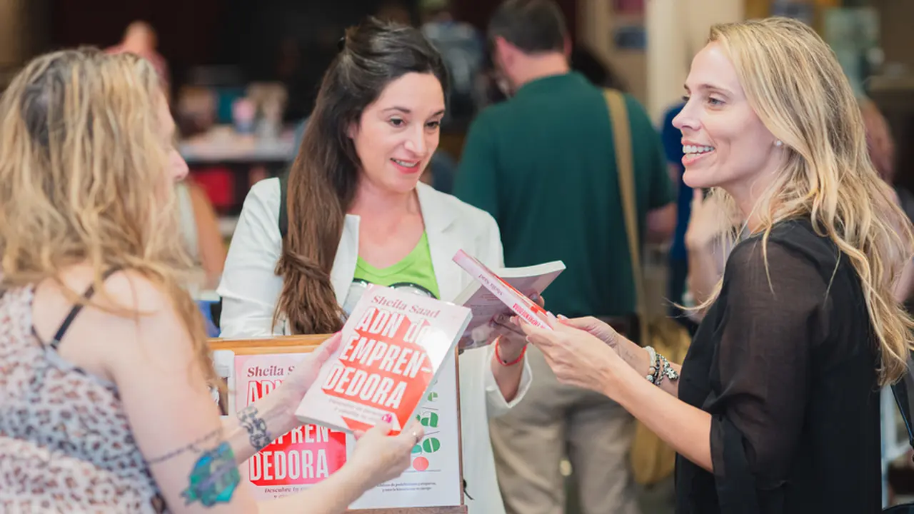 ADN emprendedora, un libro en donde recopila consejos, estrategias, reflexiones e historias para mujeres emprendedoras