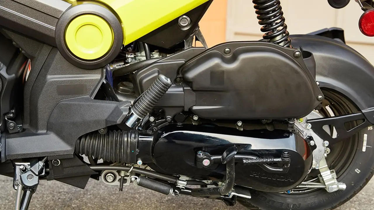 Cuenta con un motor con caja sin marchas.