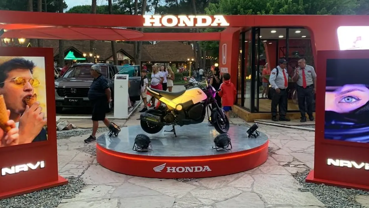 La nueva moto Honda Navi es pequeña, ágil y dinámica.