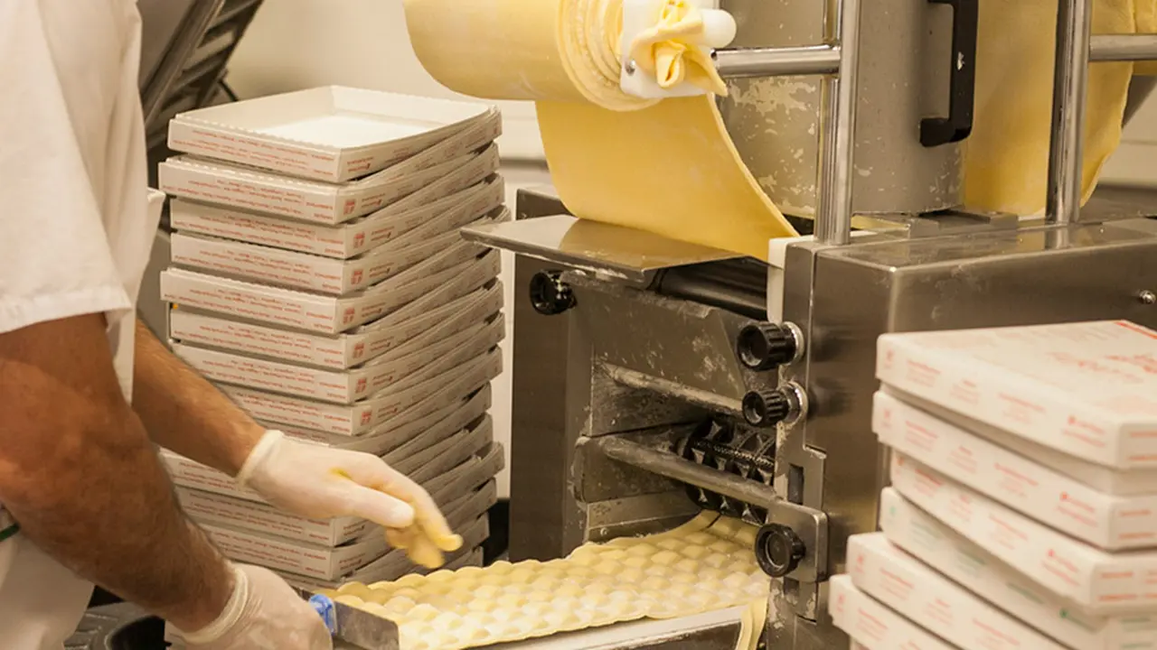 No cortan las pastas a mano porque no es eficiente, pero aunque usan máquinas el producto no es industrial; usan insumos naturales y no le agregan conservantes ni aditivos