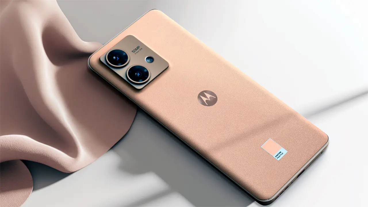 Motorola Razr 40 Neo luce un color durazno especial de Pantone.
