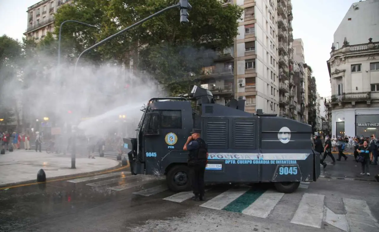 Camiones hidrantes y gas pimienta fueron sólo algunos de los recursos que utilizó la Policía para contener a los manifestantes.