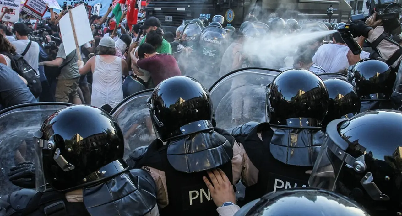 La Policía roc´´ia gas pimienta a los manifestantes