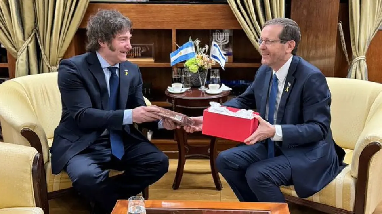 En plena gira por Roma e Israel, Milei dio la orden de reforzar el ajuste a las provincias.
